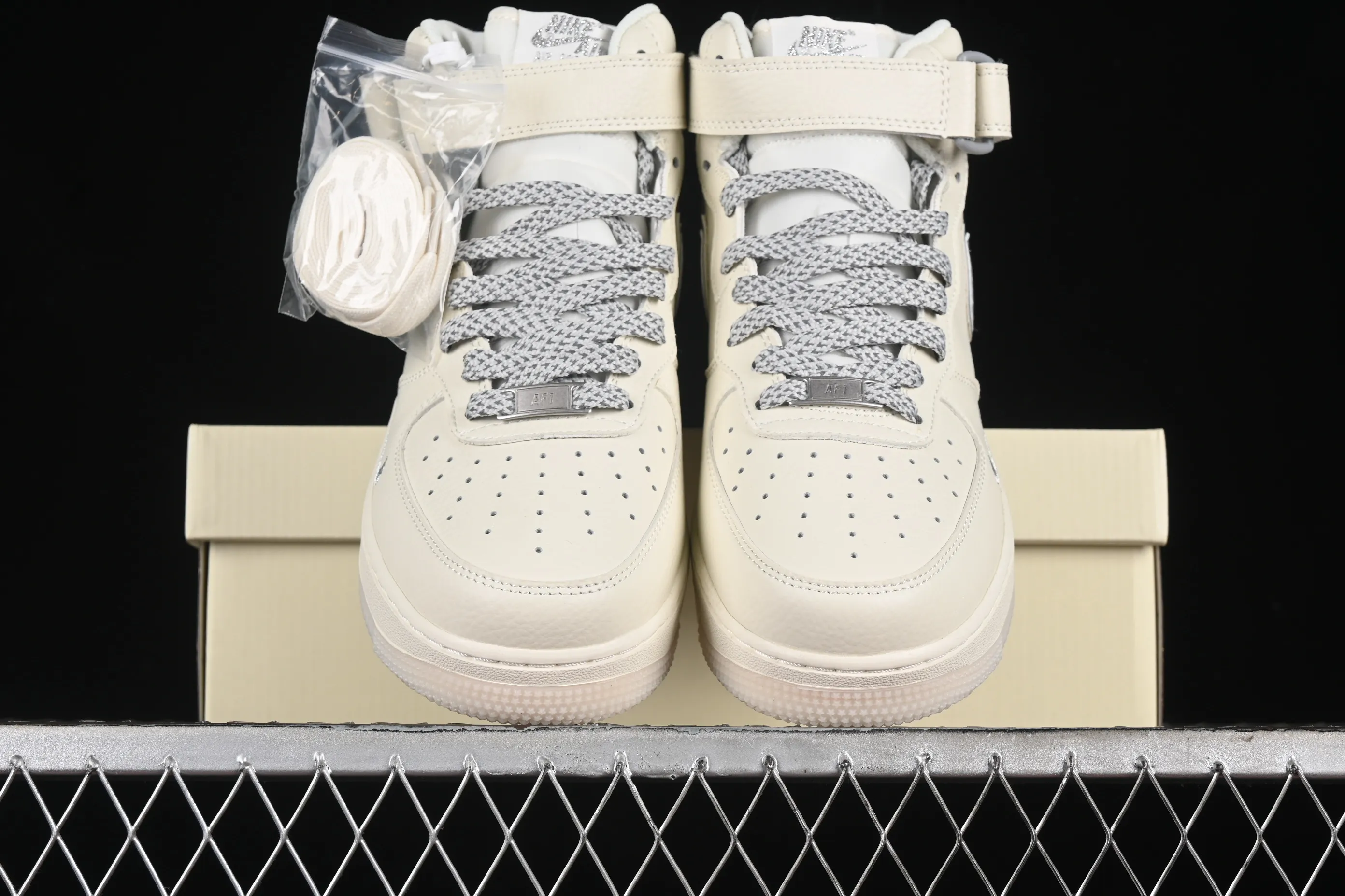 All categories Nk Air Force 1 Air Force series Nk Air Force 1 Mid Air Force mid-top Nk Air Force 1'07 Mid Beige and gray two-color bottom Starry sky Air Force 1 mid-top casual sneakers XL0236-232